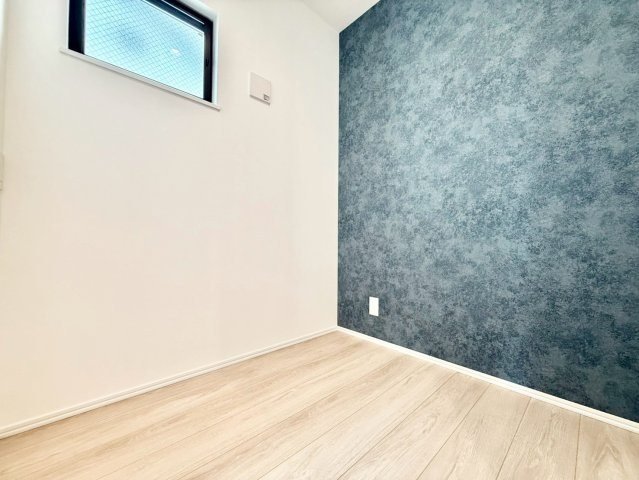 杉並区下井草1丁目　新築戸建の洋室|高い位置に窓があるため、机やベッドなど家具のレイアウトがしやすいお部屋です。

現地ご見学希望・資料請求などお気軽にお問い合わせ下さい！
03-5990-5201