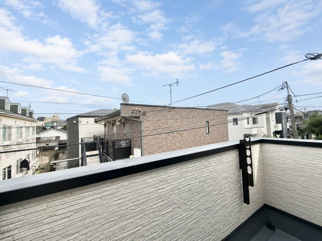 杉並区下井草1丁目　新築戸建のバルコニー|朝の澄んだ空気や、夕方の清々しい風を五感で感じられるバルコニー！

現地ご見学希望・資料請求などお気軽にお問い合わせ下さい！
03-5990-5201