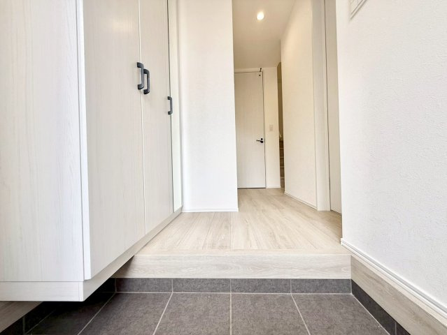杉並区下井草1丁目　新築戸建の玄関|玄関横にはシューズボックスがついているため、片付いた玄関がキープできます！

現地ご見学希望・資料請求などお気軽にお問い合わせ下さい！
03-5990-5201