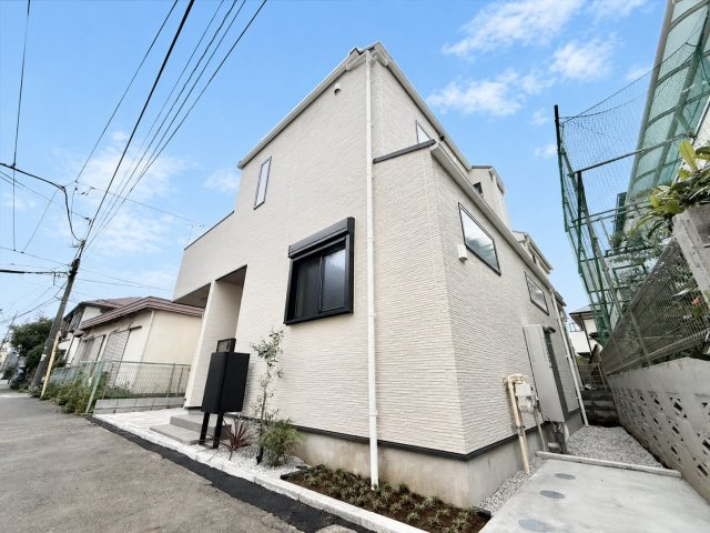杉並区下井草1丁目　新築戸建の前面道路含む現地写真|自然と触れ合いやすらぎを感じる事ができる、理想的な子育て環境。

現地ご見学希望・資料請求などお気軽にお問い合わせ下さい！
03-5990-5201