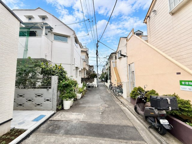 杉並区下井草1丁目　新築戸建の前面道路含む現地写真|良好な住環境が守られてきた、第一種低層住居専用地域の住宅街です。

現地ご見学希望・資料請求などお気軽にお問い合わせ下さい！
03-5990-5201