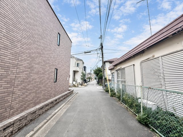 杉並区下井草1丁目　新築戸建の前面道路含む現地写真|第一種低層住居専用地域のため、高い建物がなく圧迫感がありません。

現地ご見学希望・資料請求などお気軽にお問い合わせ下さい！
03-5990-5201