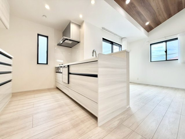 杉並区下井草1丁目　新築戸建のキッチン|ビルトインタイプの食洗機付き！家事の時間と、手洗いに比べて使用水量も軽減します！

現地ご見学希望・資料請求などお気軽にお問い合わせ下さい！
03-5990-5201
