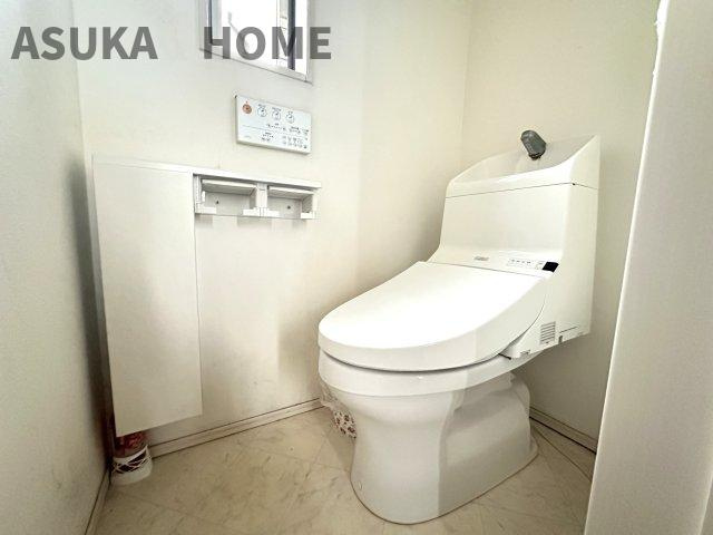 南区山谷戸建てのトイレ|温水洗浄便座のトイレ設備です。便利な収納付き！