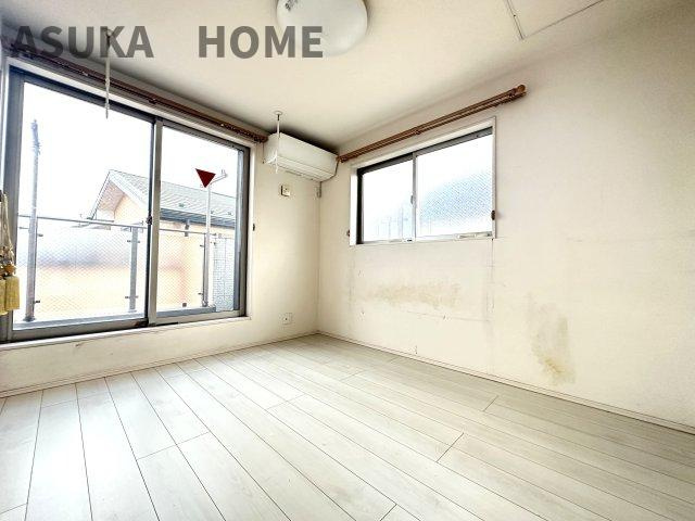 南区山谷戸建ての洋室|大きな窓からたっぷりの日差しが降り注ぐ明るい室内です。目覚めの良い朝を迎えられそうですね。