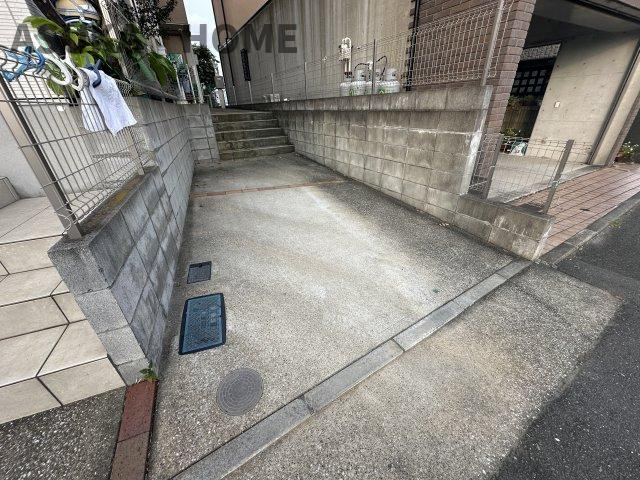 南区山谷戸建ての駐車場|駐車場代がかからないのは戸建てならでは！環境に左右されずに駐車場を確保できます。