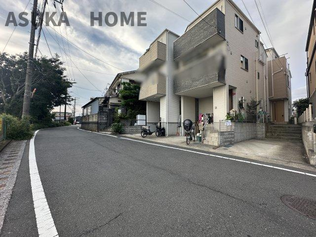 南区山谷戸建ての前面道路含む現地写真|前面道路の幅がしっかり有るので駐車が苦手な人でも落ち着いて駐車できます。