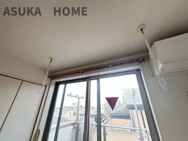 南区山谷戸建ての設備|室内干し設備付き！バルコニー横のお部屋にあるので急な雨でも洗濯物をサッとしまえる使い勝手の良い設備！