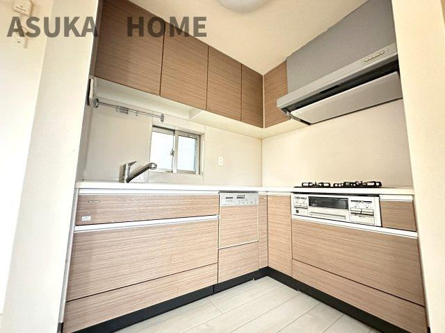 南区山谷戸建てのキッチン|壁付けキッチンの良さはダイニングエリアの広さの確保です!