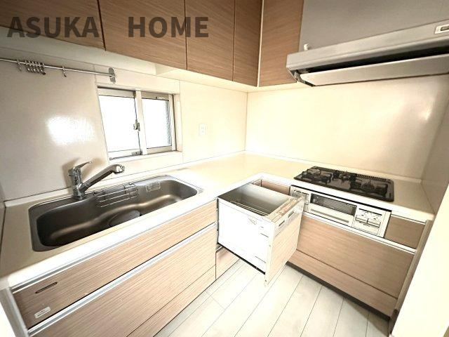 南区山谷戸建てのキッチン|食洗機付きだから後片付けもラクラク！