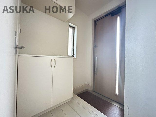 南区山谷戸建ての玄関|玄関横のシューズクロークは鍵や写真が置けて利便性も◎