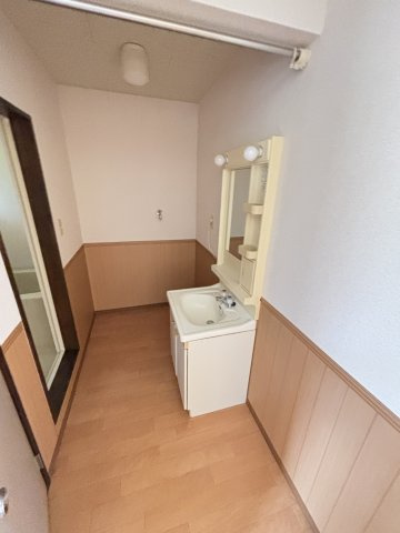 メゾンホタルの独立洗面台|独立洗面台、小物を置くことができて便利です