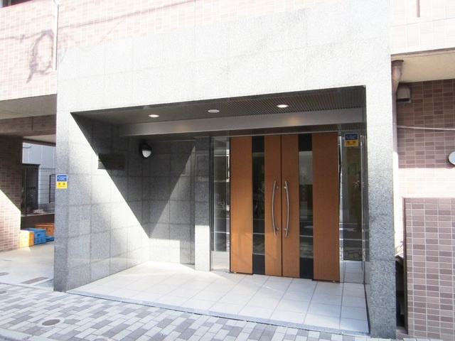 北区東十条５丁目の賃貸マンションのエントランス|エントランスも清潔感がる綺麗なデザインです。