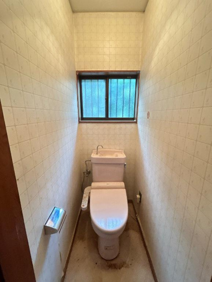 【トイレ】 | 土浦市下高津4丁目　中古戸建 | 小窓が付いているので、トイレも明るい空間になっております♪