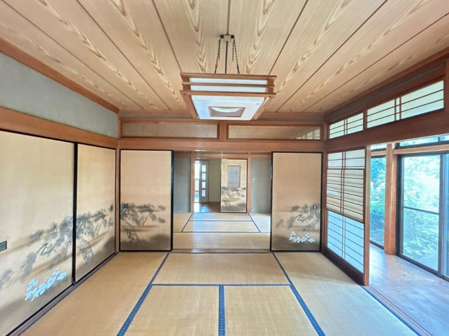 【和室】 | 土浦市下高津4丁目　中古戸建 | 扉を閉じれば来客用のお部屋として！開いて広い空間を作れば、お子様の遊び部屋として使えます！