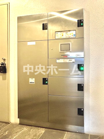 サンクレイドル東小岩の設備|【宅配ボックス】在宅時・不在時に関わらず、居住者の代わりに非対面で宅配物を受け取ってくれる便利な設備です。わかりやすくご説明致しますので見学時にはお部屋だけではなく共用部分もぜひチェックしてください。