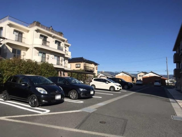 リヴェールコッコロの駐車場