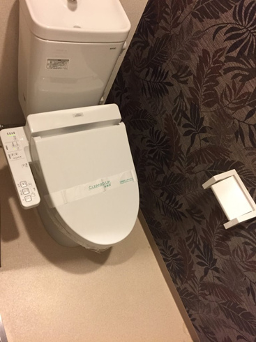 温水洗浄便座付きのトイレです♪