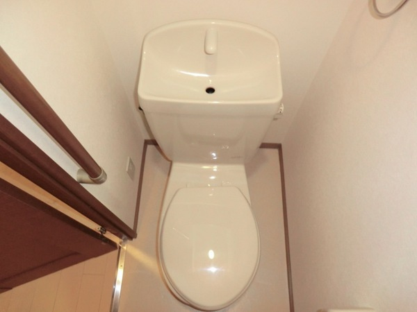 シンプルで掃除のしやすいトイレです！