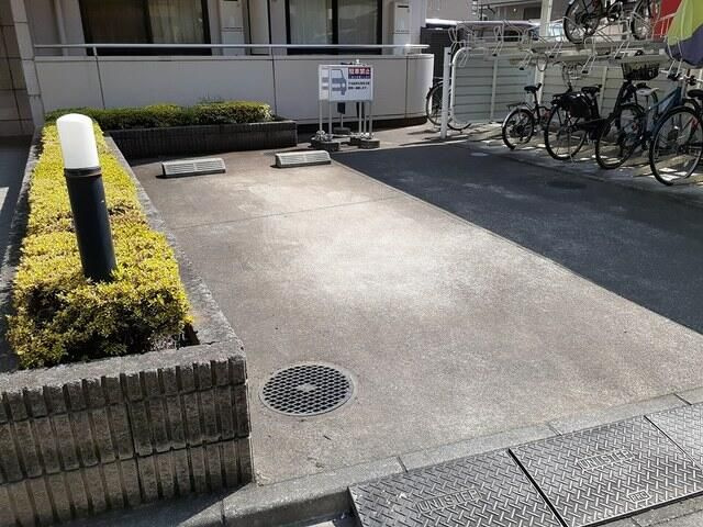 エテルノ・リヴィエ－ルの駐車場