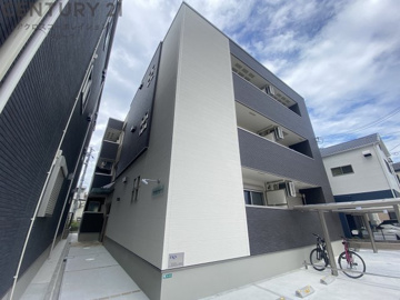 オートロックで外部の人間が簡単に出入りできないため安心です。
