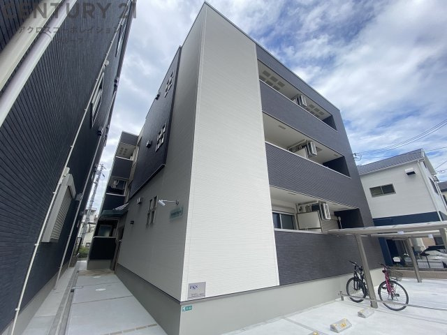 オートロックで外部の人間が簡単に出入りできないため安心です。
