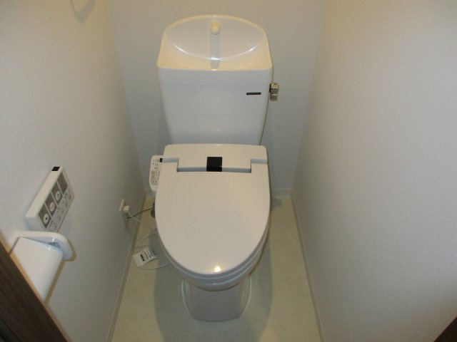 温水洗浄便座付きのトイレです♪