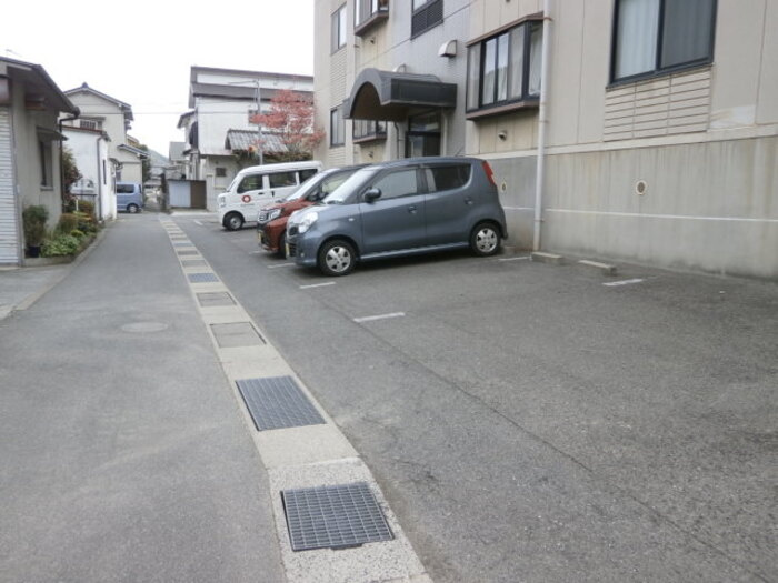 ローズハイムとくまるの駐車場