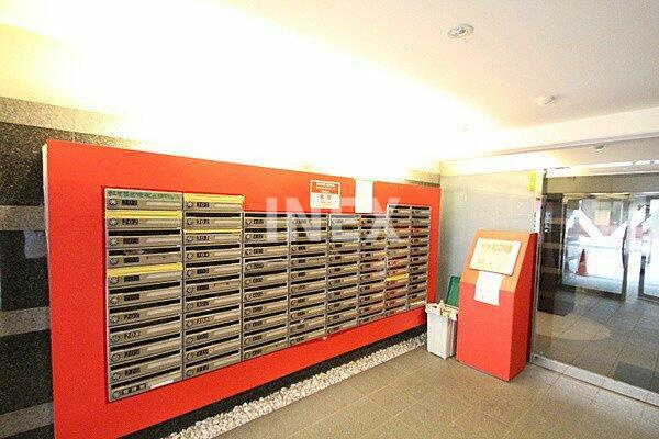 横浜市中区相生町２丁目の賃貸マンションのエントランス