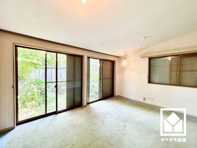 西宮市甲陽園西山町の寝室|約8帖の2階洋室です。テラスにつながるお部屋で、通風・陽当たり良好。