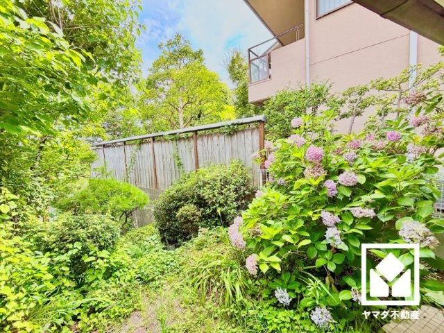 西宮市甲陽園西山町の庭|ゆったりとしたお庭は、家庭菜園やガーデニングを楽しむのに十分なサイズ。室内とつながる緑豊かな外空間が、日々の暮らしにゆとりと彩りをもたらしてくれます。