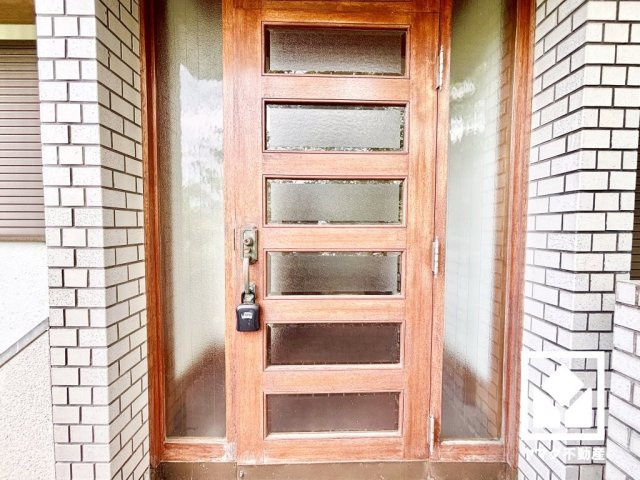西宮市甲陽園西山町の玄関|ドアや袖の窓から光が差し込み、外出時にも帰宅時にも、明るい気持ちになれる開放的な玄関です。