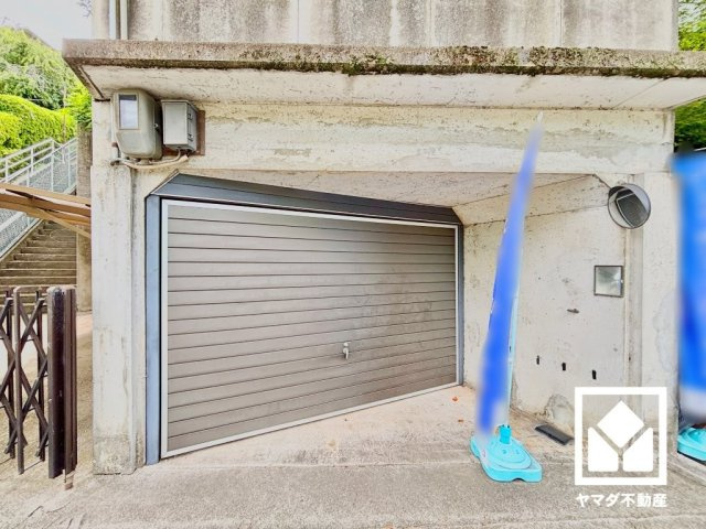 西宮市甲陽園西山町の駐車場|シャッター付きの堀込車庫で、防犯性にも配慮された設計です。重い荷物や雨の日の移動もスムーズで、快適なカーライフを実現します。