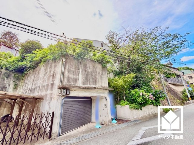 西宮市甲陽園西山町の前面道路含む現地写真|敷地内には桜、藤、ぶどうなど木々が多く植えられていて、四季の移り変わりが感じられる緑豊かな景観です。落ち着いた雰囲気の中でゆとりある毎日をお過ごしいただけます。