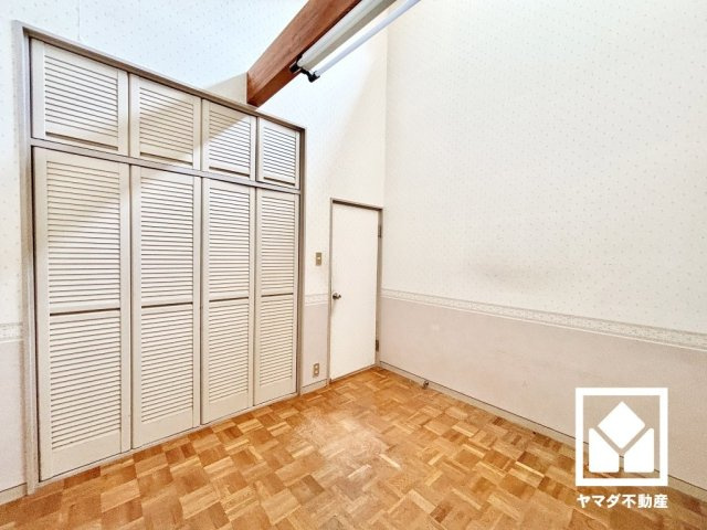 西宮市甲陽園西山町の洋室|約5.5帖の2階洋室です。全居室に収納がございますので、お部屋の広さを最大限に活用できます。