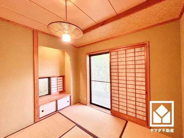 西宮市甲陽園西山町の和室|約4.5帖の1階和室です。陽光がたっぷり差し込む洗練された和室。温かみのある畳のスッキリとしたデザインが、暮らしを心地よく彩ります。