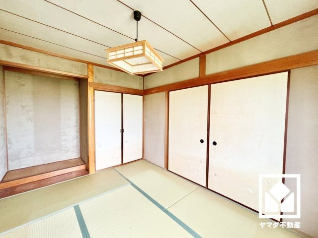 西宮市甲陽園西山町の和室|2階和室です。ダイニングに隣接しており、リビング的なスペースとして一体でのご利用も可能です。