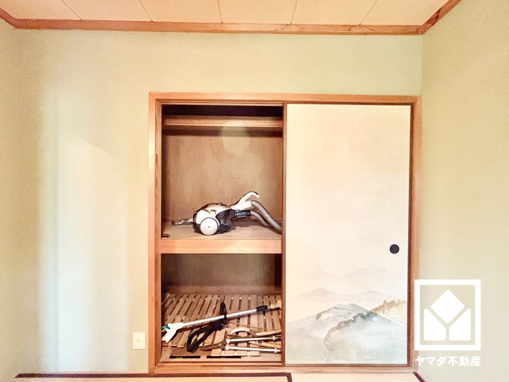 西宮市甲陽園西山町の収納|大きな押入れなので整理整頓しやすいです。季節の衣類や寝具などもすっきり片付きます。