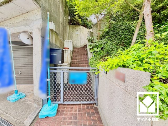 西宮市甲陽園西山町のエントランス|突然の来訪時にも防犯面で心強いモニター付きインターホンを設置。お留守番中のお子様も、室内からスムーズに相手の確認ができます。