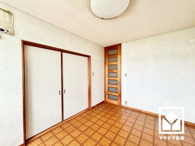 西宮市甲陽園西山町のダイニング|プライバシー・採光に配慮された2階ダイニングです。心地よい空間が広がるダイニングで、家族みんなが快適に過ごせる時間を提供。