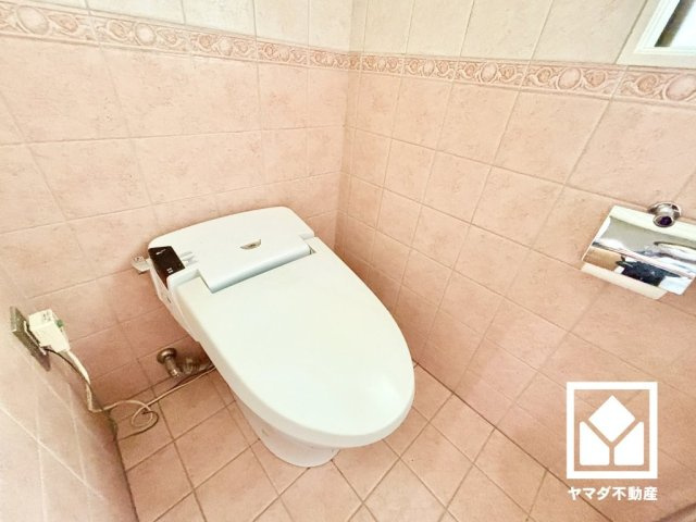 西宮市甲陽園西山町のトイレ|お手入れがしやすく節水効果も高いタンクレストイレです。温水洗浄便座付きで、季節を問わずいつでも温かい便座をお使いいただけます。