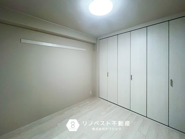 正起瓢箪山第二ハイツの洋室|大容量のクローゼット完備◎
家族全員分の洋服も収納できそうですね♪