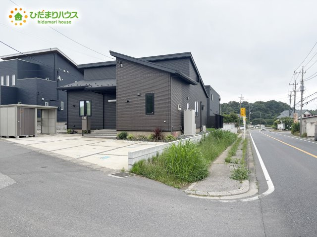 柏市船戸　築2年　平屋　中古戸建の前面道路含む現地写真
