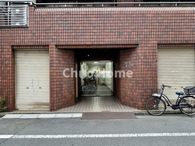 サンローズのエントランス|【エントランス】マンションのエントランスは、その物件の印象を決める、顔とも言える場所です。毎日通る場所ですからきれいなのが一番です。