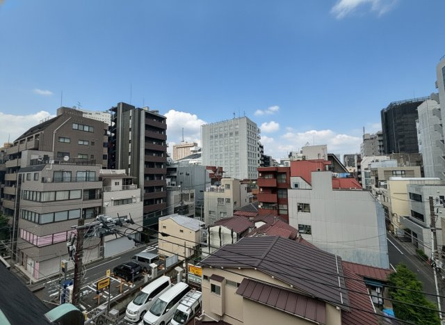 サンローズの展望|手を伸ばせば、ふれることが出来そうな環境が、そのままインテリアになったような印象です。その豊かな眺望にふさわしい空間には、通風・採光にも優れ、心地よい光と風があふれています