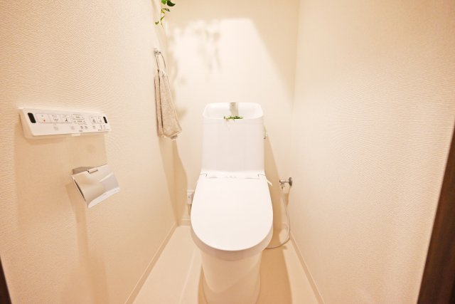 新大阪スカイハイツのトイレ|一年を通して快適に利用できる、温水洗浄便座付トイレです。