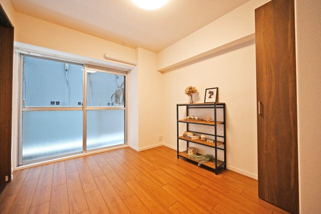 新大阪スカイハイツの寝室|洋室約6帖
バルコニーに面した明るいお部屋です。