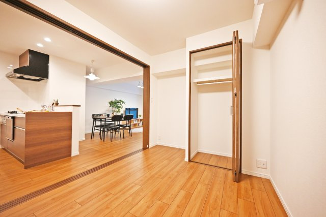 新大阪スカイハイツの子供部屋|洋室約5.8帖
子ども部屋に適した広さがあり、学習机やベッドもゆったりとレイアウトできます。