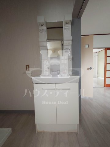 【独立洗面台】 | 駒崎ハイツ | 朝の支度にも助かる、独立の洗髪洗面化粧台