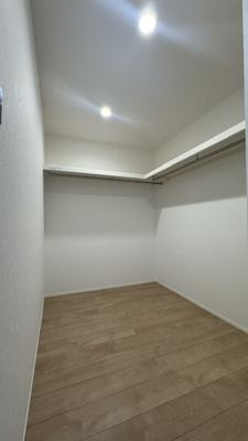 【収納】 | madre court浜寺石津町西4 | 7.2帖の洋室には、WIC付き！シーズン、シーズンオフに問わず多くの衣類が収納可能。季節家電も収納できる大型サイズです。